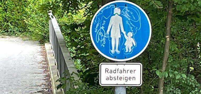 Fußgängerbrücke- Radfahrer absteigen! Fußgängerbrücke - Radfahrer absteigen!