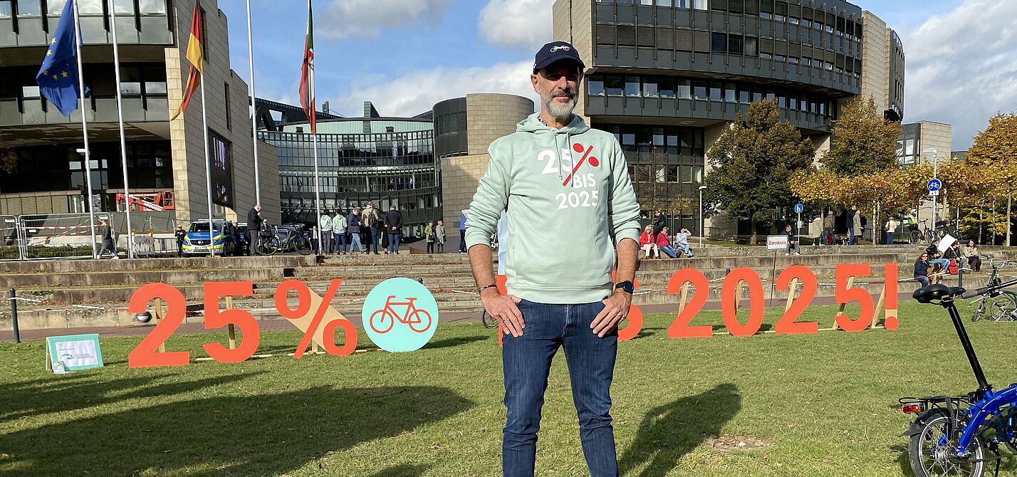 ADFC NRW Vorsitzender Axel Fell vor Landtag NRW in Düsseldorf