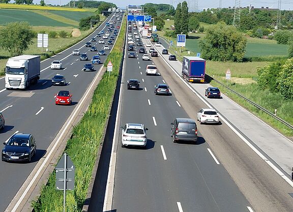Autoverkehr auf der A5 in beide Richtungen
