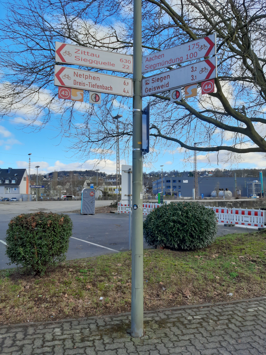 D4SchildSiegenWdn Schild mit manipulierter Angabe der Fernziele