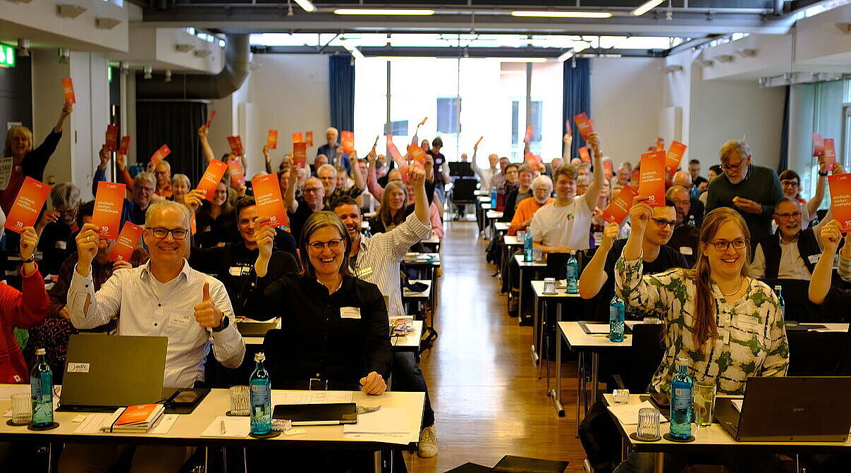 Die Delegierten jubeln zum Kampagnenstart bei der Landesversammlung 2026 am 18. April 2026 in Münster