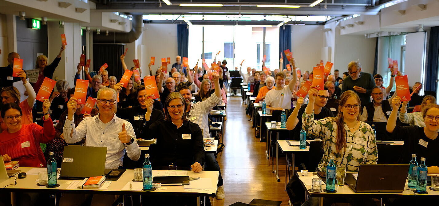Die Delegierten jubeln zum Kampagnenstart bei der Landesversammlung 2026 am 18. April 2026 in Münster