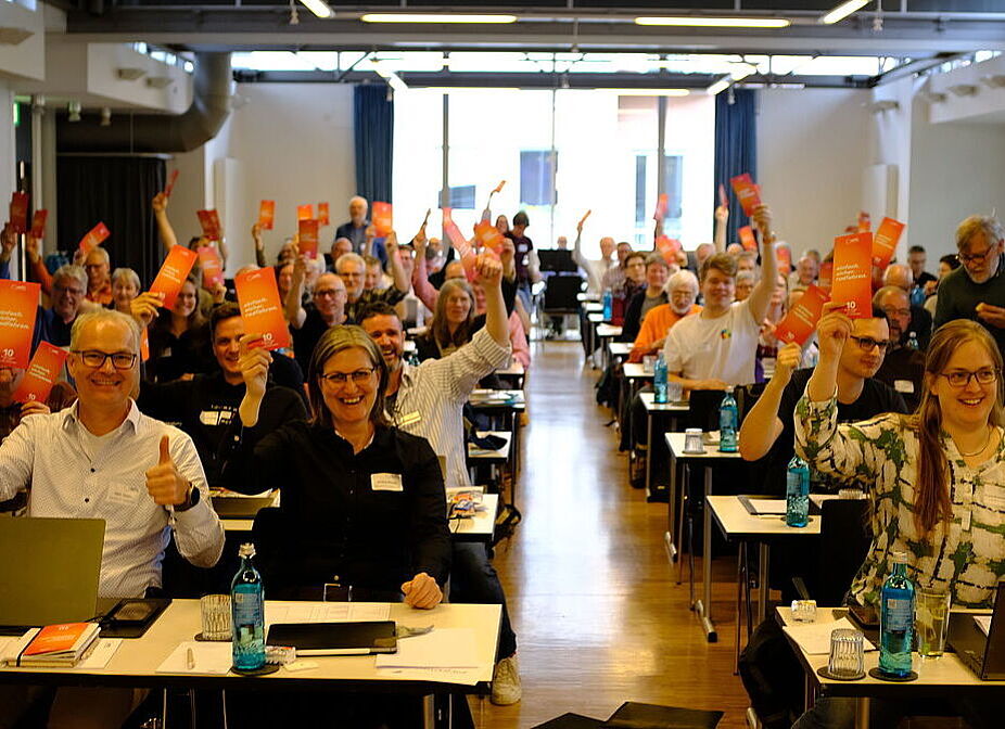 Die Delegierten jubeln zum Kampagnenstart bei der Landesversammlung 2026 am 18. April 2026 in Münster Die Delegierten jubeln zum Kampagnenstart bei der Landesversammlung 2026 am 18. April 2026 in Münster