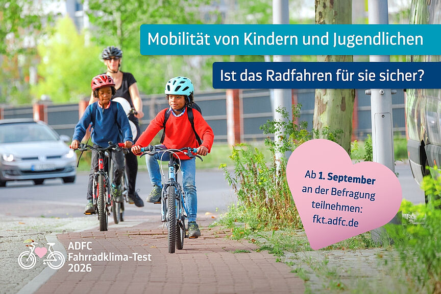 ADFC-Fahrradklima-Test 2026: Save the Date FKT + FKT Jugendliche - Save the Date: Sonderthema 2 FKT26 1620x1080px Sharepic zum ADFC-Fahrradklima-Test 2026: Zwei Kinder auf Fahrrädern, gefolgt von einer Frau auf dem Rad.