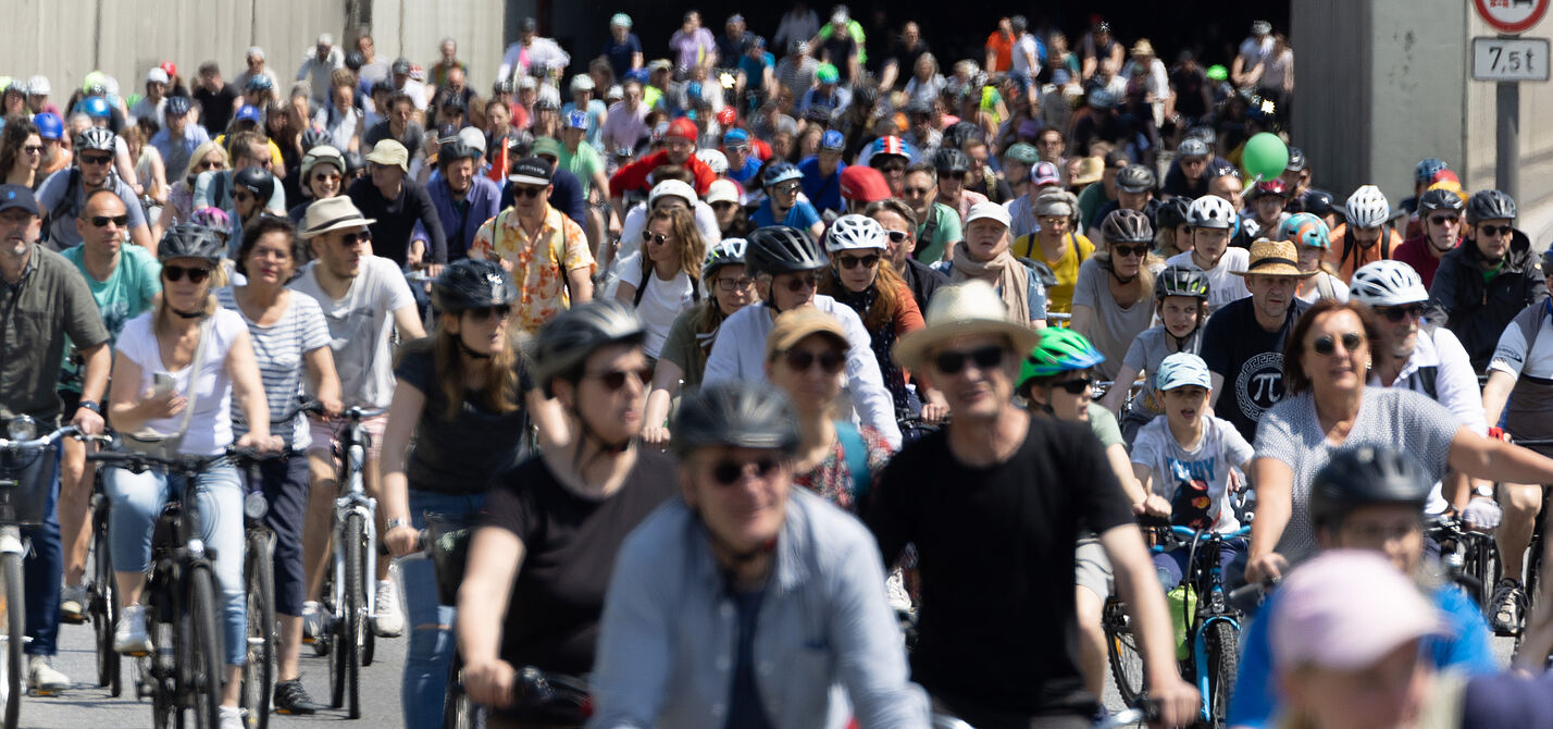 ADFC-Sternfahrt Berlin Radfahrende auf der Autobahn zur ADFC-Sternfahrt Berlin