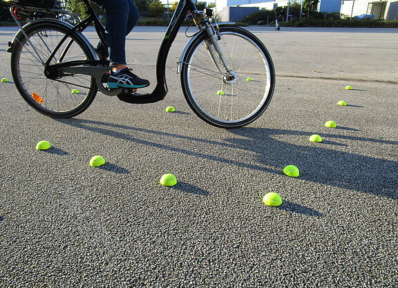 Fahrradparcour Fahrradparcour mit geteilten Tennisbällen und Radfahrer