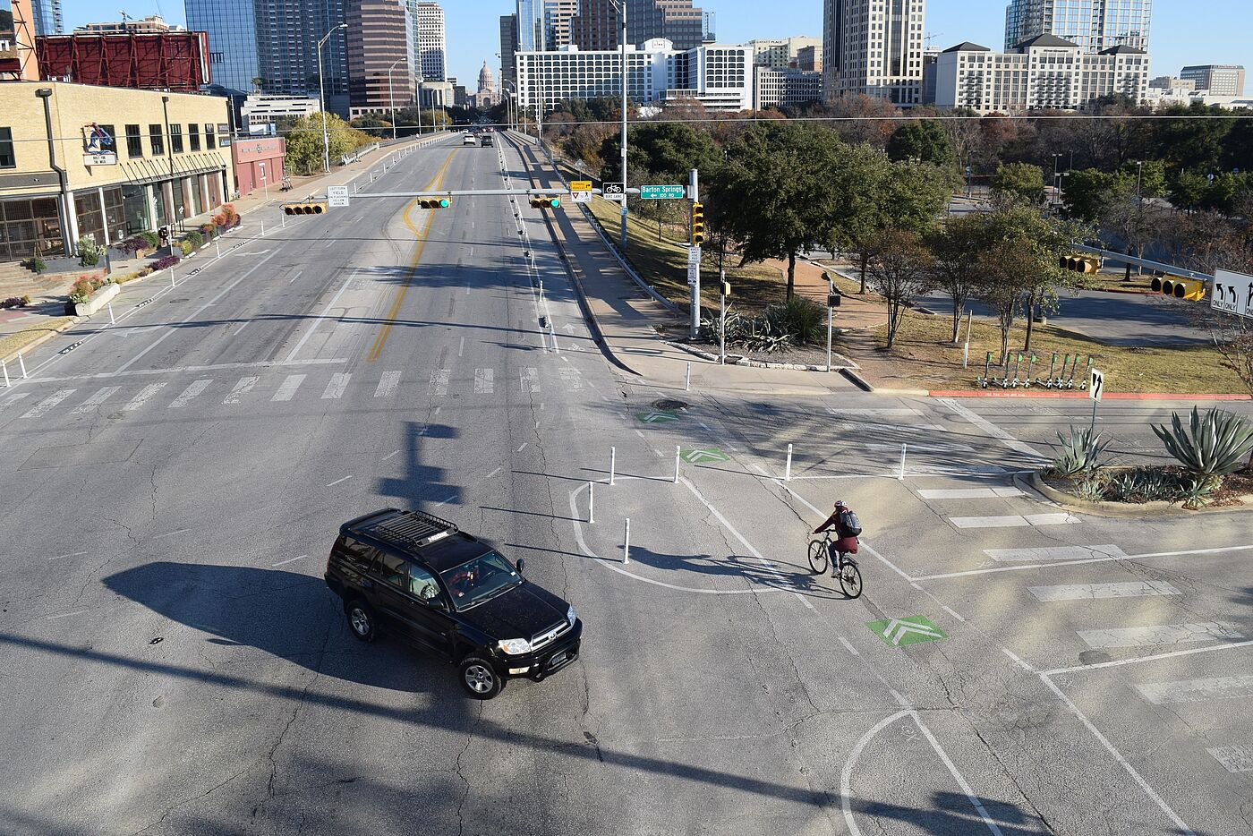 Führung eines geschützten Radfahrstreifens an einer Kreuzung, Austin/Texas Führung eines geschützten Radfahrstreifens an einer Kreuzung, Austin/Texas